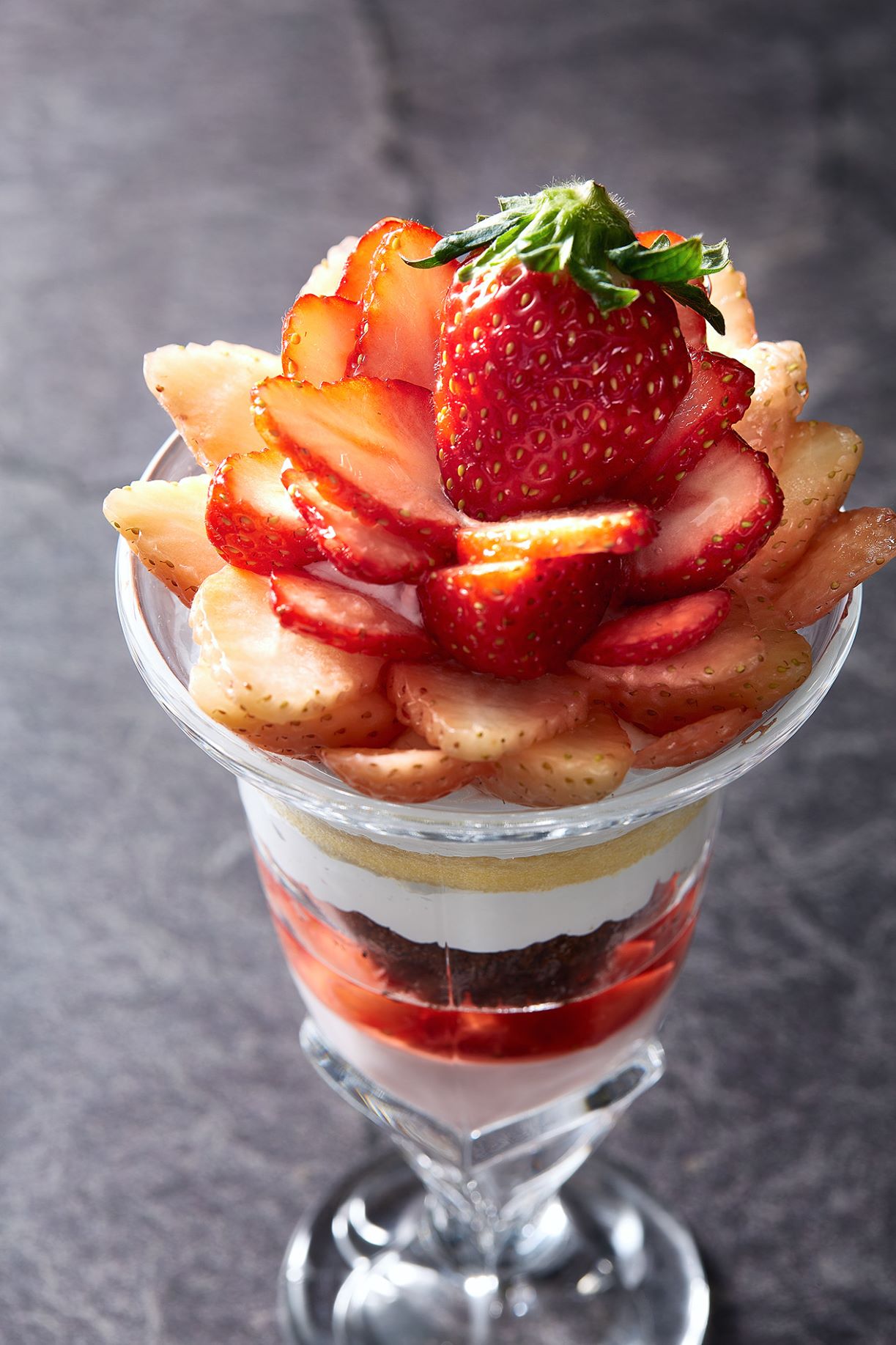 ストロベリーパフェ<br>Strawberry Parfait