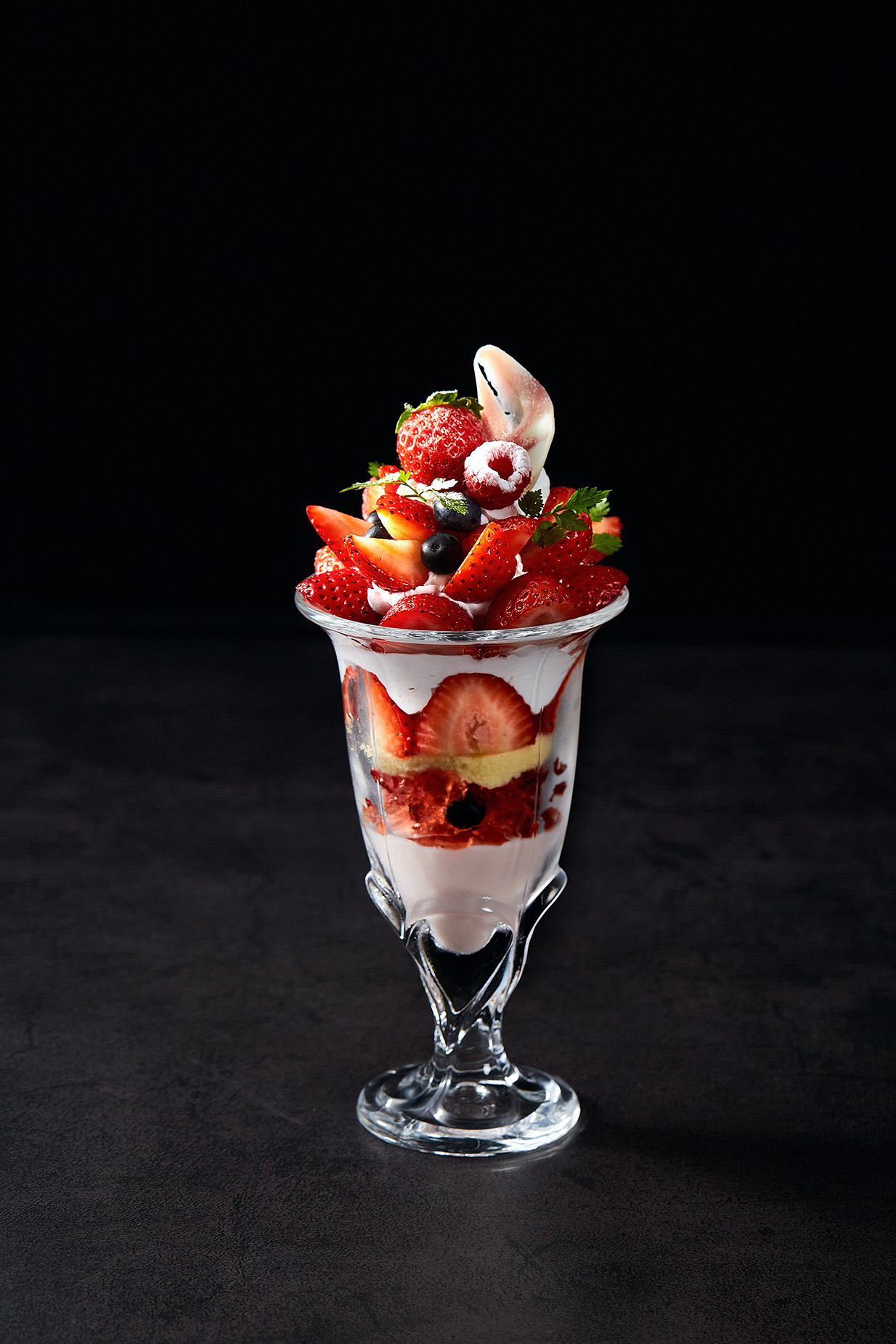 ストロベリーパフェ<br>Strawberry Parfait