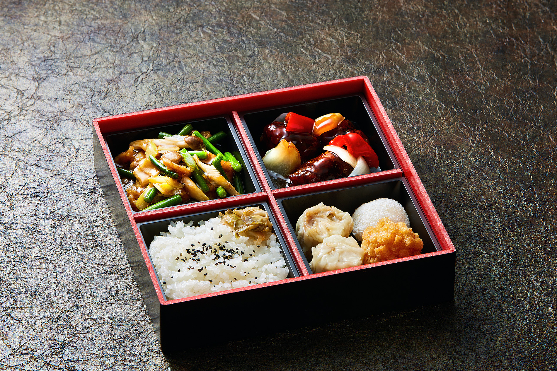 細切りポークのオイスターソースと黒酢チキン弁当