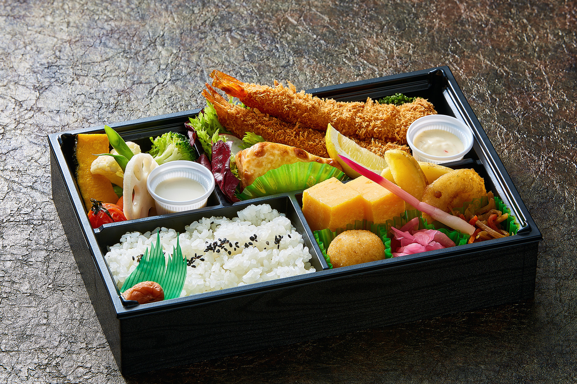 洋食屋さんの海老フライとサーモンのチーズ焼き