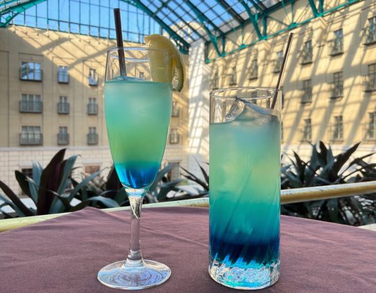 【宿泊者専用ラウンジで】爽やかに広がる初夏の｢ネモフィラ｣ウェルカムドリンク