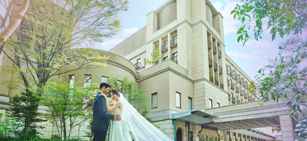 水戸プラザホテル 新郎新婦とホテル外観